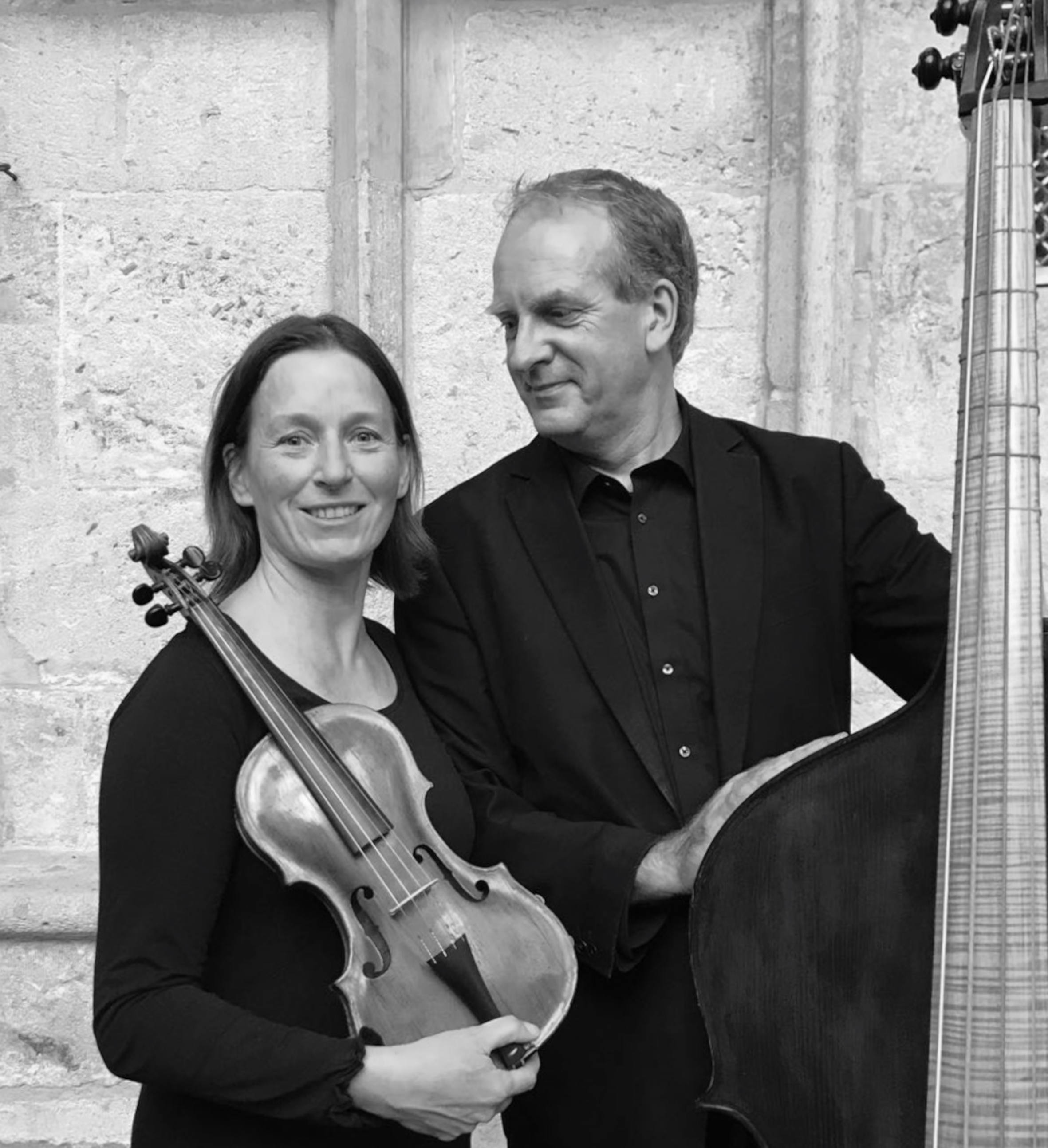 ArcoBaleno: Gabriele Nußberger (Barockvioline), Tis Marang (Violone) am 11. Dezember 2022 im Schloss Morsbroich // Foto: Gabriele Nußberger